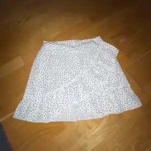 Säljer min prickiga kjol från Shein som är lite genomskinlig, köpt för ungefär 60/50kr säljer för 20kr, lite liten för sin storlek!!