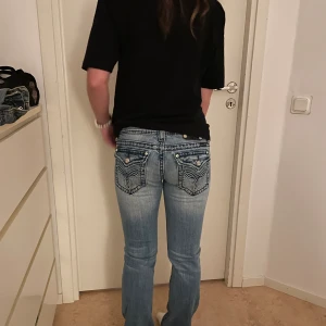 Miss me jeans - En "sten" har lossnat från märket (sista bilden), annars helt utan defekter! Mått; midjemått (tvärs över): 37cm, grenhöjd: 21cm, innerben: 79cm, ytterben: 99cm, benöppning: 21cm, lårvidd: 25cm⭐️⭐️⭐️