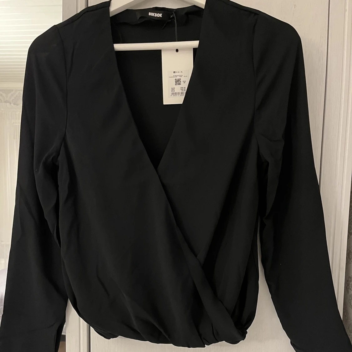 Svart omlottblus 