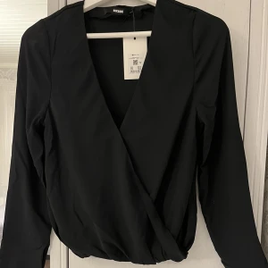 Svart omlottblus  - Svart omlottblus från Bikbok Helt ny med prislappen kvar 🫶