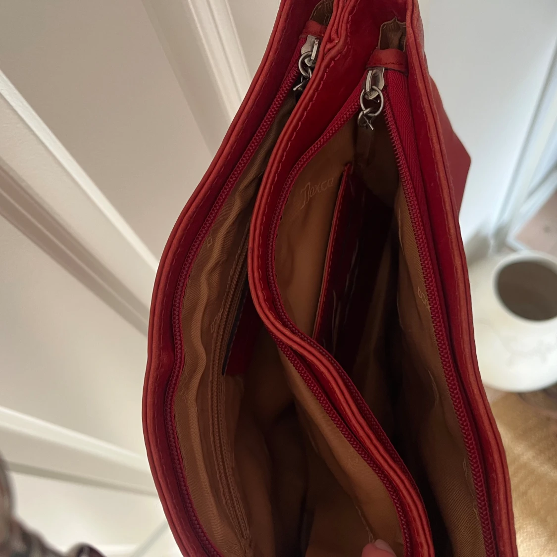 Röd axelremsväska  - 91