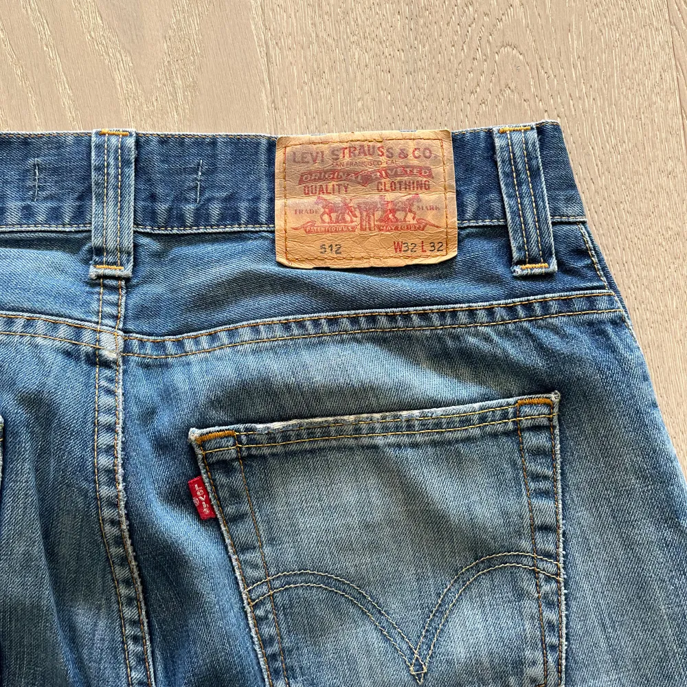 Skitsnygga bootcut jeans från Levi’s, köpta second hand och är i bra skick. Inte använda många gånger. Jeans & Byxor.