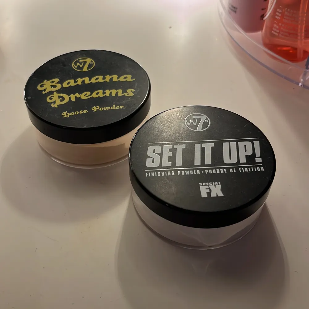 Två st w7 puder använt den vita lite men behöver få sålt❤️. Accessoarer.