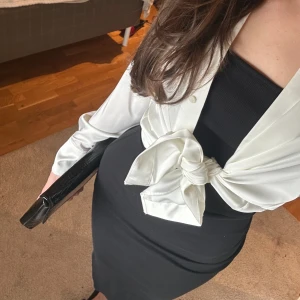 Svart klänning - Svart midi klänning. Oanvänd med lappen kvar. Storlek 32 / XS.