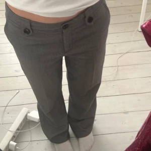 Kostymbyxor - Supersnygga lådmidjade kostymbyxor med detaljer från Esprit, lite slitna längst ned, skriv för bild 💞midja: 37 cm, 80 cm innerben