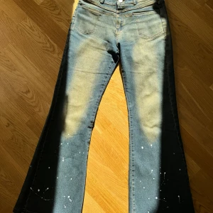 Flared jeans - Köpte förra året i december från hemsidan artskoreanmen. I jättebra skick. Obs koreas/kinas storlek large (dock stretchiga) Length: 103 cm Waist: 79 cm Hip: 96 cm Thigh: 51 cm