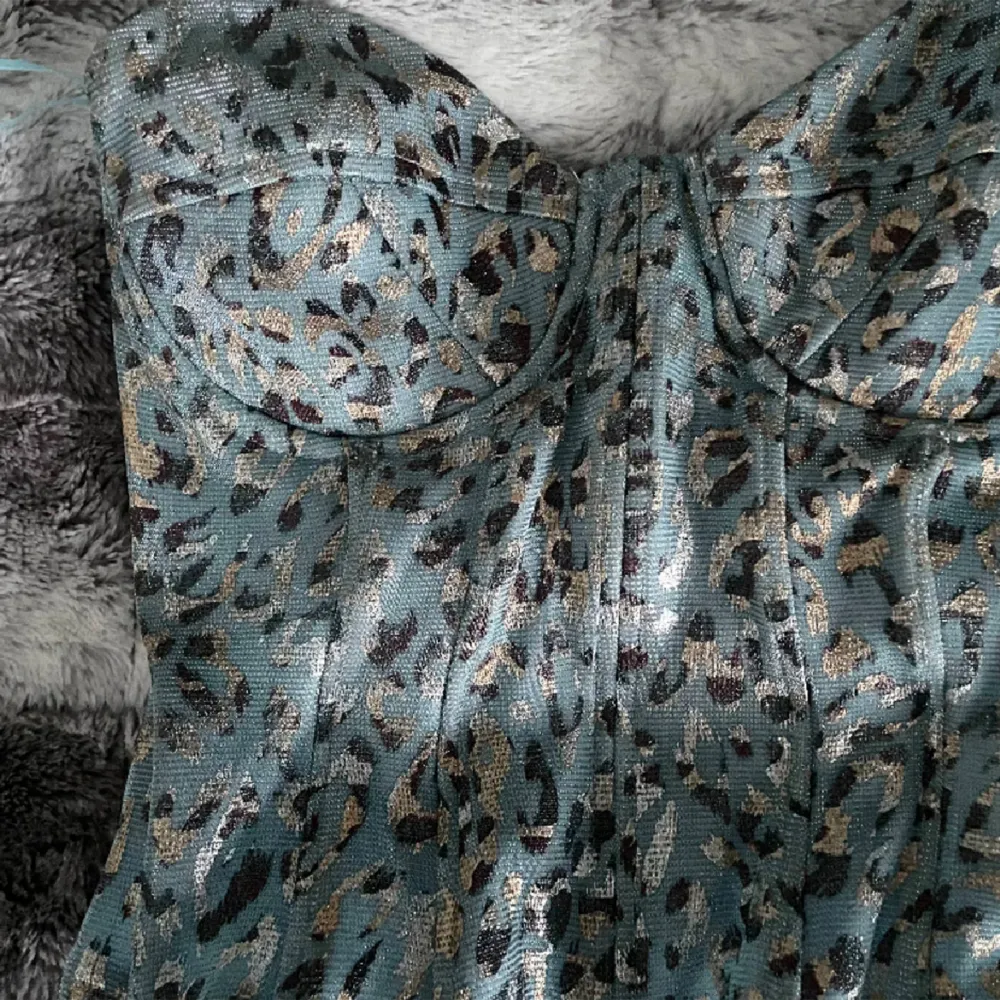 Jätte cool leopard korset, den är strapless och i strl xs-s, säljer då den inte riktigt är min stil💙 inga defekter💙 skriv vid fler frågor,‼️ pris kan diskuteras vid snabbt köp💙‼️. Toppar.