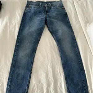 Levis jeans modell 512  Storlek w 31 L 32 Skick 10/10 Aldrig använda  Pris 550