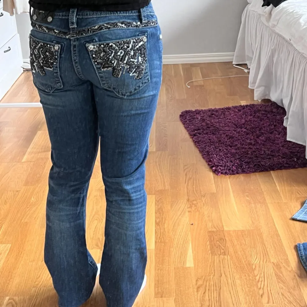 Superfina Miss Me Bootcut Jeans i Lowrise modell💖. Innerbensmåttet är 84 cm och midjemåttet är 38 cm. Modellen är cm lång 158 ✨️ Frågor och funderingar är varmt välkomna 😇   S17 124. Jeans & Byxor.