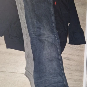 Vill gärna byta mot något - Allt är helt nytt det är 2 par jeans från G-star raw som kostar 1500kr styck plus en najs helt ny Ralph lauren jacka för 3200kr Storlek :M på allt