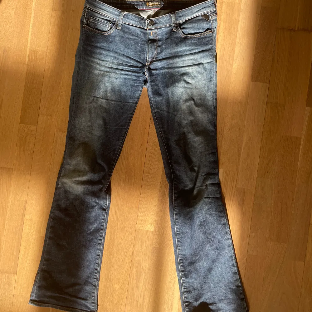 Lowrise bootcut replayjeans, skulle säga att dessa passar bäst på nån med storlek m. Ganska långa i benen, men går enkelt att sy upp om så skulle behövas. Super fina jeans som bara inte har kommit till användning:). Farkut & Housut.