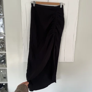 Ny kjol - Snygg & helt ny kjol. Fint och skönt linneaktigt material 🥰passar till allt ❤️