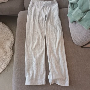 Juicy couture  - Juicy couture i färgen silver marl och storlek S. Byxorna har tappat metallbrickan på ena snöret (som är på tredje bilden) och lite tvätt påverkade så därför är dessa lite billigare, men annars i bra skick. Hund finns i hemmet.