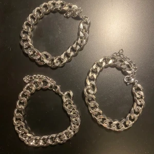 Armband - 3 armband som passar både tjejer och killar för endast 109 kr. 1,1 cm bred, 18-23 cm lång. Rostfri stål.