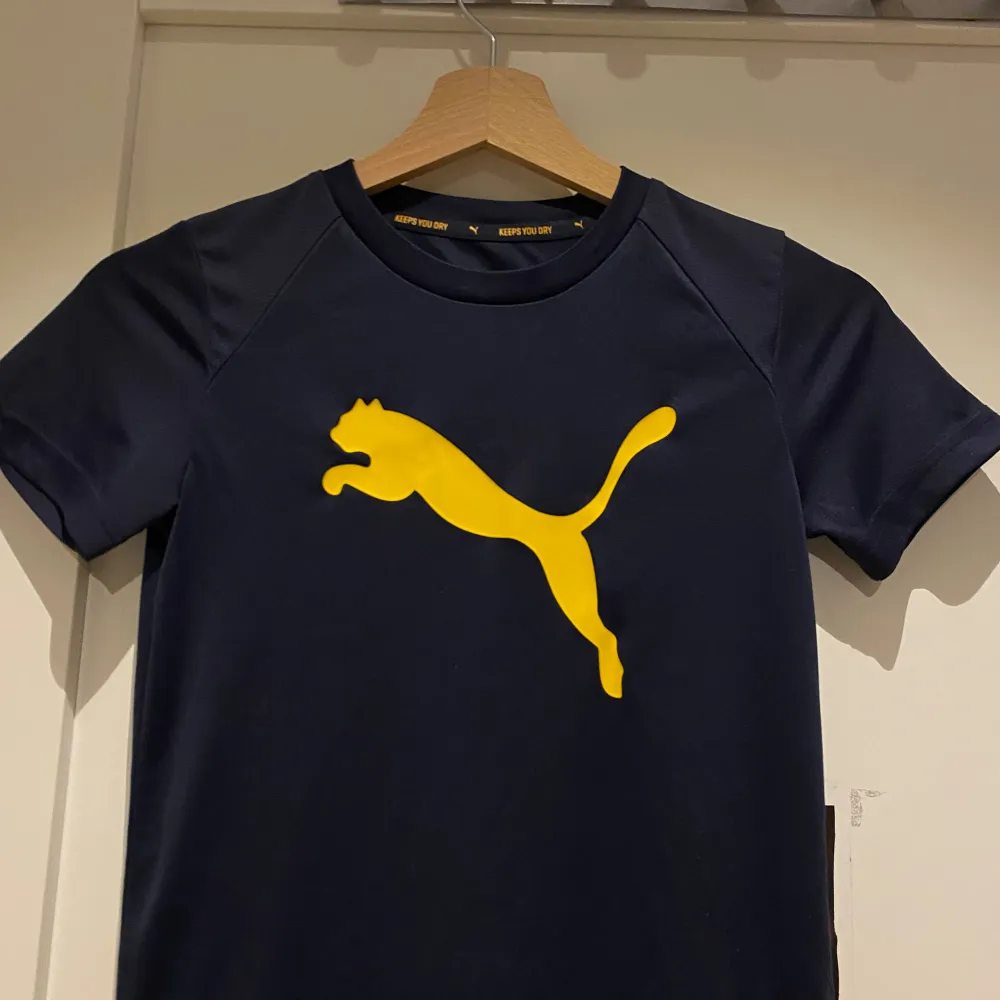 Säljer denna tränings T-shirten ifrån Puma för endast 50kr. Den är i 10/10 skick då den aldrig är använd. . T-shirts.