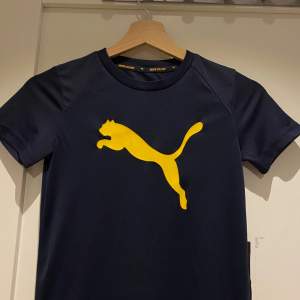 Säljer denna tränings T-shirten ifrån Puma för endast 50kr. Den är i 10/10 skick då den aldrig är använd. 