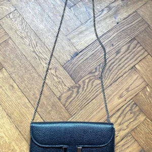 Snygg svart väska / clutch i nyskick.  - Jättefin svart väska / aftonväska i nyskick.