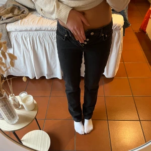 låga raka jeans - jeans från kager modellen icon wtl xxs. knappt använda då de vart för små. dm vid mått, frågor osv❤️❤️ midjemått: ca 36cm innerbenslängd: ca 79cm