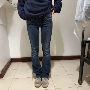 Jeans - Säljer dessa jeans då dem inte kommer till användning💛