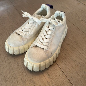 Eytys Odessa Canvas  - Odessa i vit Canvas! Ej slitna men lite smutsiga men går lätt att tvätta!  Därav lägre pris! Size 36 (stor i size)