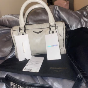Zadig and volitare sunny bag  - Säljer denna snygga väska som är svår att få tag på, köpt 2022 har bild på kvitto men hittar de ej💓använt skick som ni ser på bilden men ändå fin och inget som syns när man har den på sig. Köpt för 4500