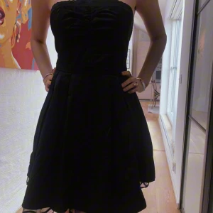 Klänninh - Fin off shoulder klänning i satin liknande material