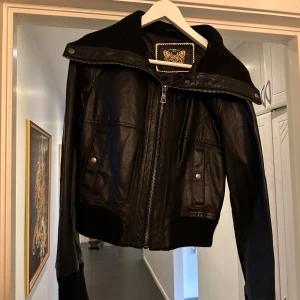 Läderjacka - Superfin svart läderjacka från New Look. Står att det är en 44 på lappen men skulle säga att den är mer som en 40/42. 