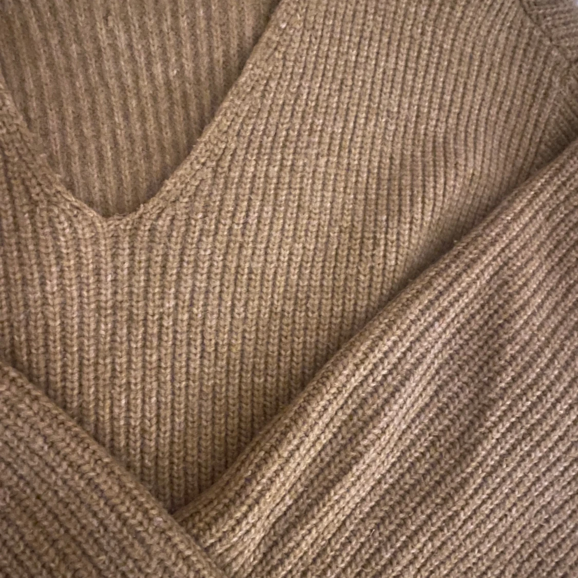 Brun V- Ringad Stickad Tröja från H&M💞 - 90