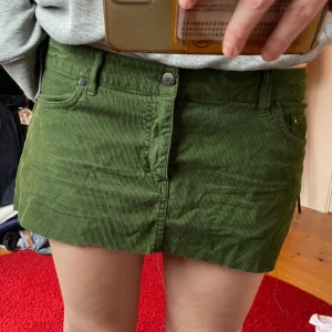 Grön kjol - Grön kjol i manchester! Supersöt💗 avklippt, bra skick, låg midja. Meddela vid funderingar 