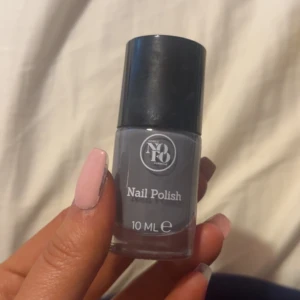 nagelack  - säljer mitt gråa nagelack som jag inte vet vart de är ifrån därav pris. (Om du är intresserad i fler nagelack har jag ett paket med 5 olika nagelack och då blir det ett paket pris, alltså billigare)