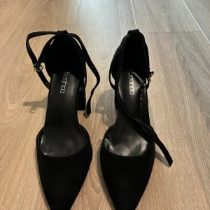 Svart klackar från boohoo - Svarta klackar från boohoo  Storlek 38/39 Aldrig använda