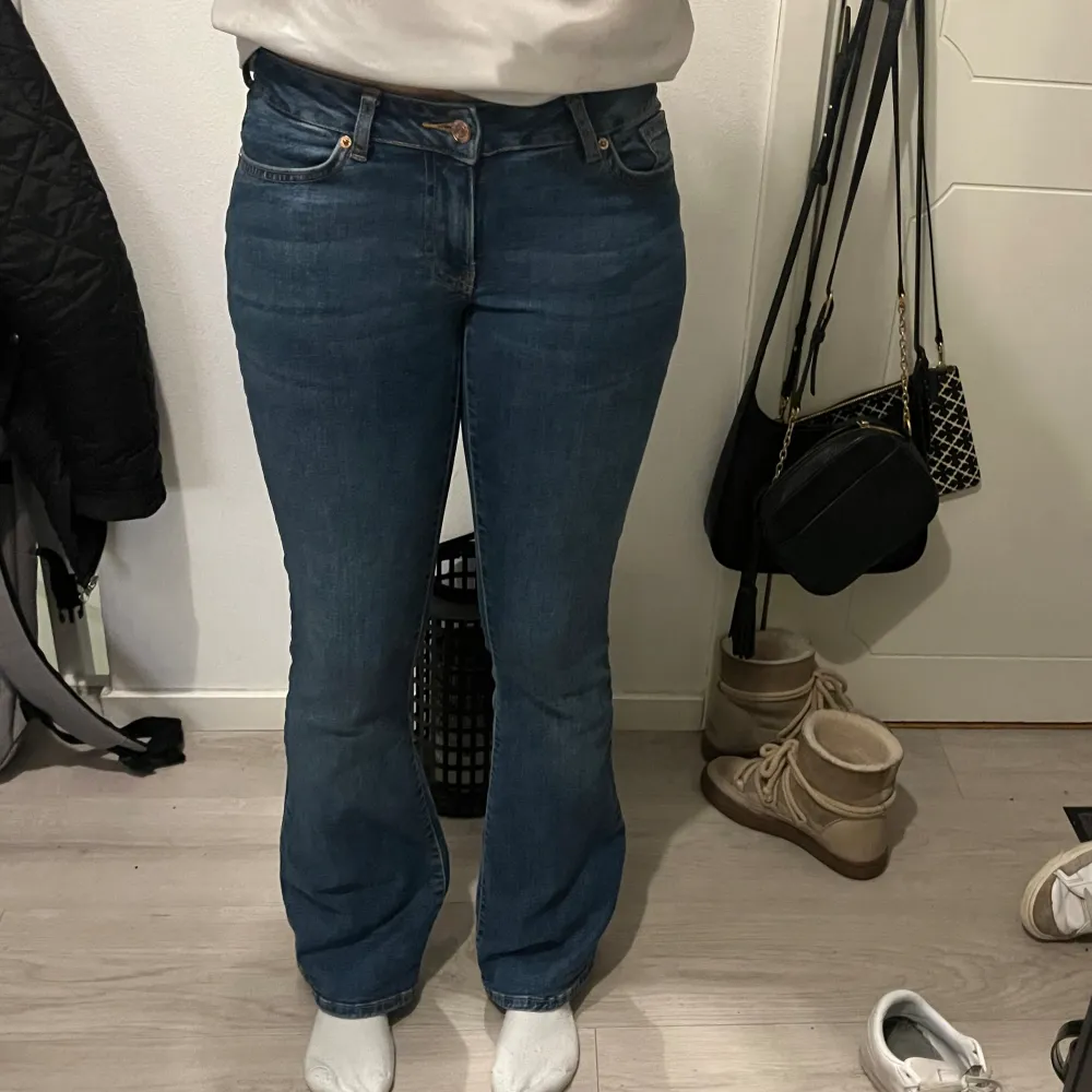 Superfina low waist bootcut jeans från vero moda i storlek 28/32💕. Jeans & Byxor.