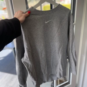 Nike collagetröja stl S - Collagetröja ifrån Nike nypris 1099 säljer för 390kr