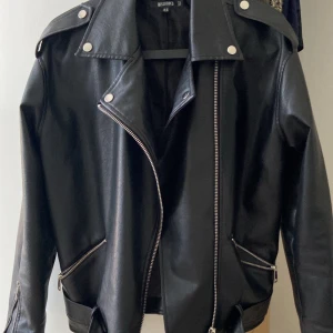 Skinnjacka  - Gillar denna jätte mycket, säljer pga den har blivit för stor för mig:((((