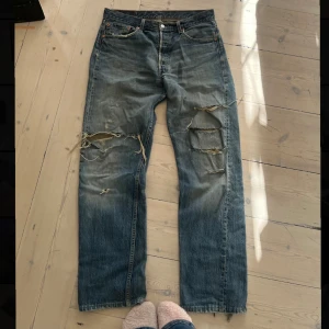 Jätte snygga jeans från Lewis!🩷💕 - Jätte snygga byxor från Lewis! Sitter som en smack på. Snygga hål i byxorna som ger en avslappnad och cool stil. Bra kvalitet på byxorna. Använda några gånger men har ej blivit slitna eller så. Passar perfekt och är baggy på mig som är storlek medium