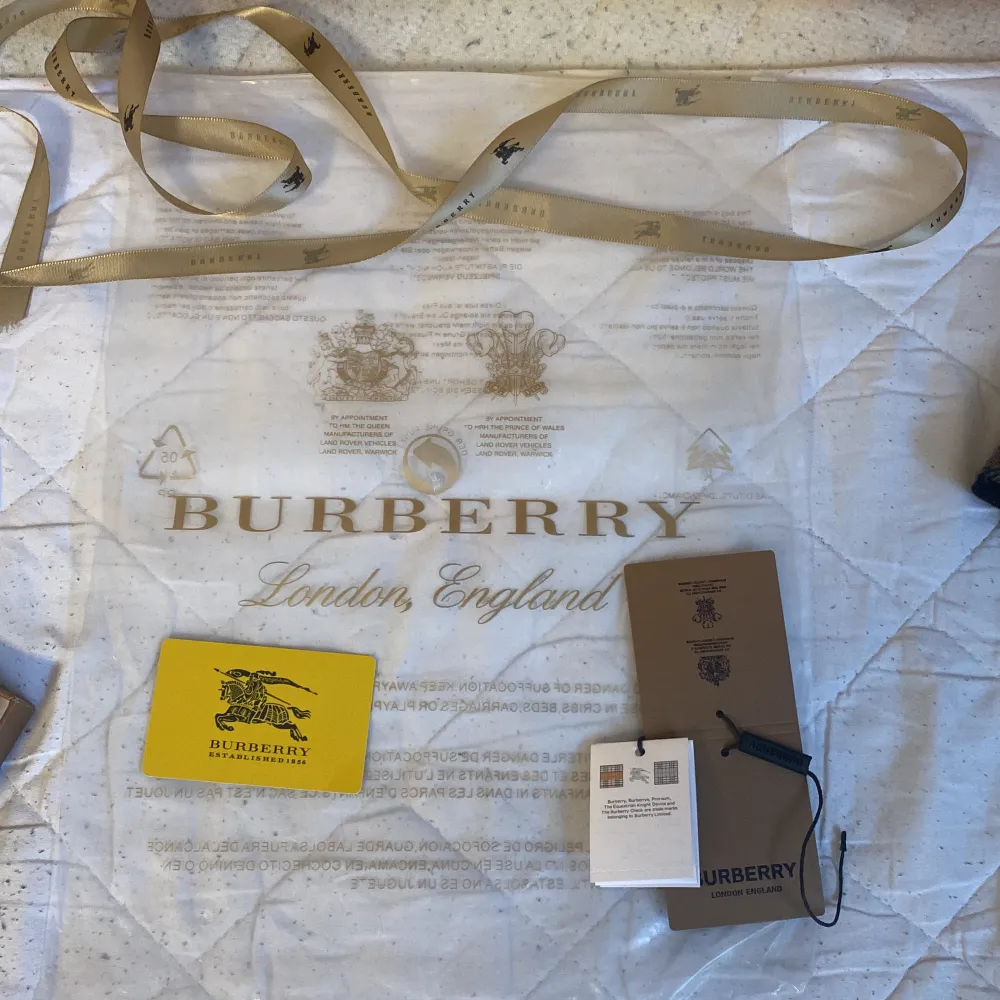 Helt ny oanvänd burberry scarf, säljer pga att ja inte använder den , pris kan diskuteras. 950 vid snabb affär. Övrigt.