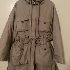 Only jacka - En ny jacka från only, endast testad. Den har massa detaljer och har slits på sidan justerbar luva och midja. Ny pris 900kr!💕