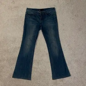 Lågmidjade bootcut jeans. Gott som nya. Säljer då dem är för små för mig!