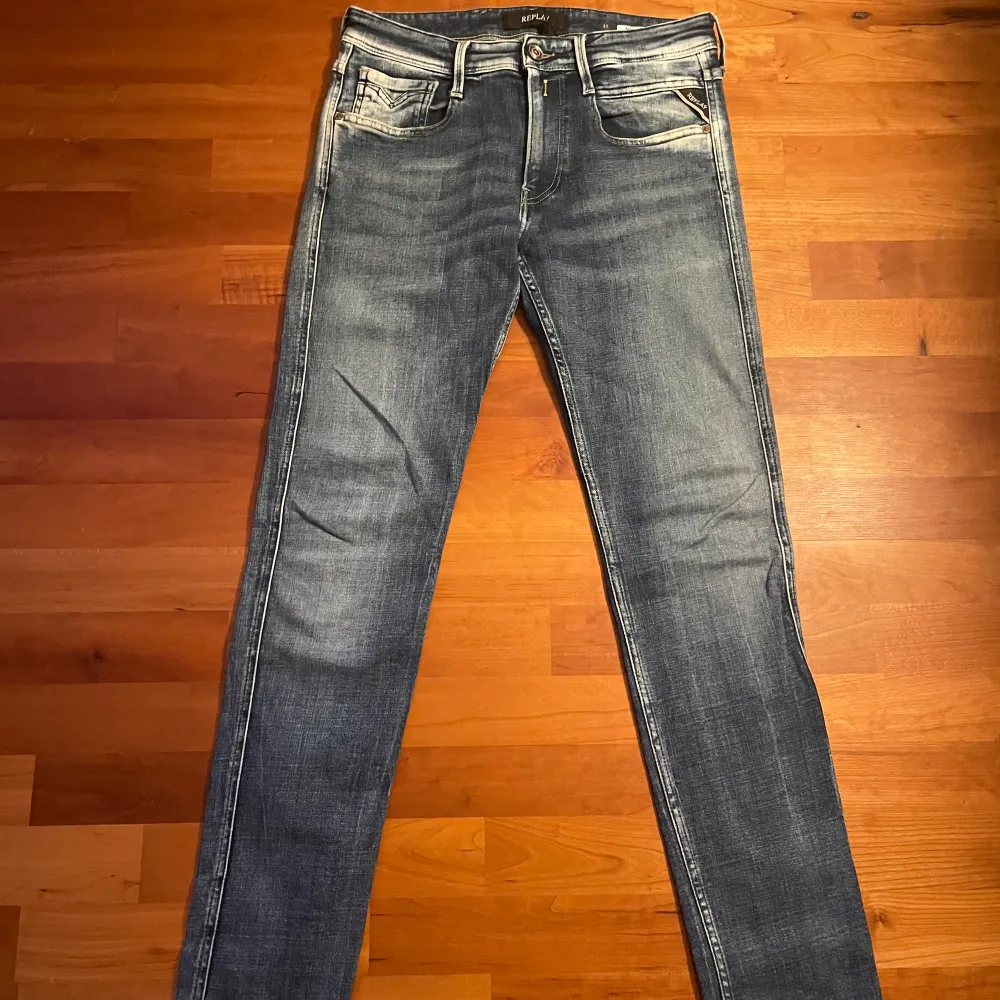 Säljer ett par sjukt sköna snygga jeans från replay för 499kr. Storlek: 31, modell: ANBASS, skick: 9/10.. Jeans & Byxor.