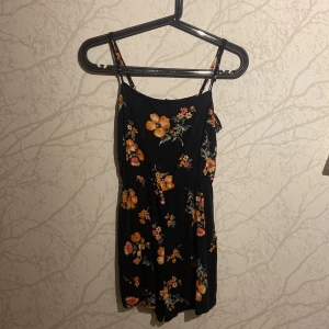 One peace men det ser ut som en klänning på, säljes pga att det aldrig har använts, stl 34 - Bra skick, inte använd,stl 34