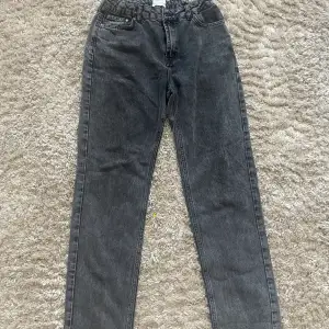 Mörkgrå Jeans med som är lite baggy, storlekn är 28, alltså typ 170-175