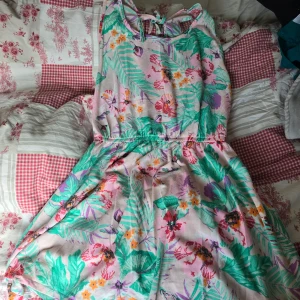 Kort klänning - Super söt kort klänning från gina tricot