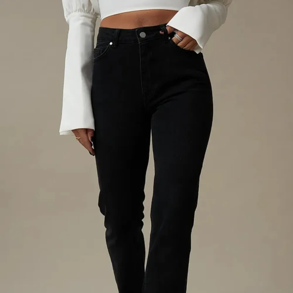 Svart/gråa jeans från Hanna Schönberg x NA-KD. Använda men fortfarande i bra skick🖤🖤Älskar dem men de har blivit lite för små för mig. Köptes för 549 kr🖤. Jeans & Byxor.