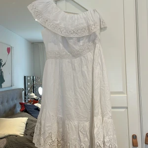 Volangklänning - Säljer nu denna sjukt snygga off shoulder Volangklänningen i storlek M💞 den är helt oanvänd med lappen kvar💗 väldigt Stockholmsstil och fin till sommaren!!💞 säljer för 200kr och kostar ny ungefär 500kr!💗skriv privat vid intresse eller mer bilder!💞