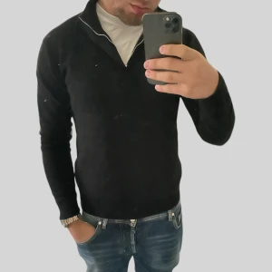 Oscar Jacobsson - Oscar Jacobsson zipp tröja i merinoull vid frågor och funderingar skriv gärna!  Krympt från en l