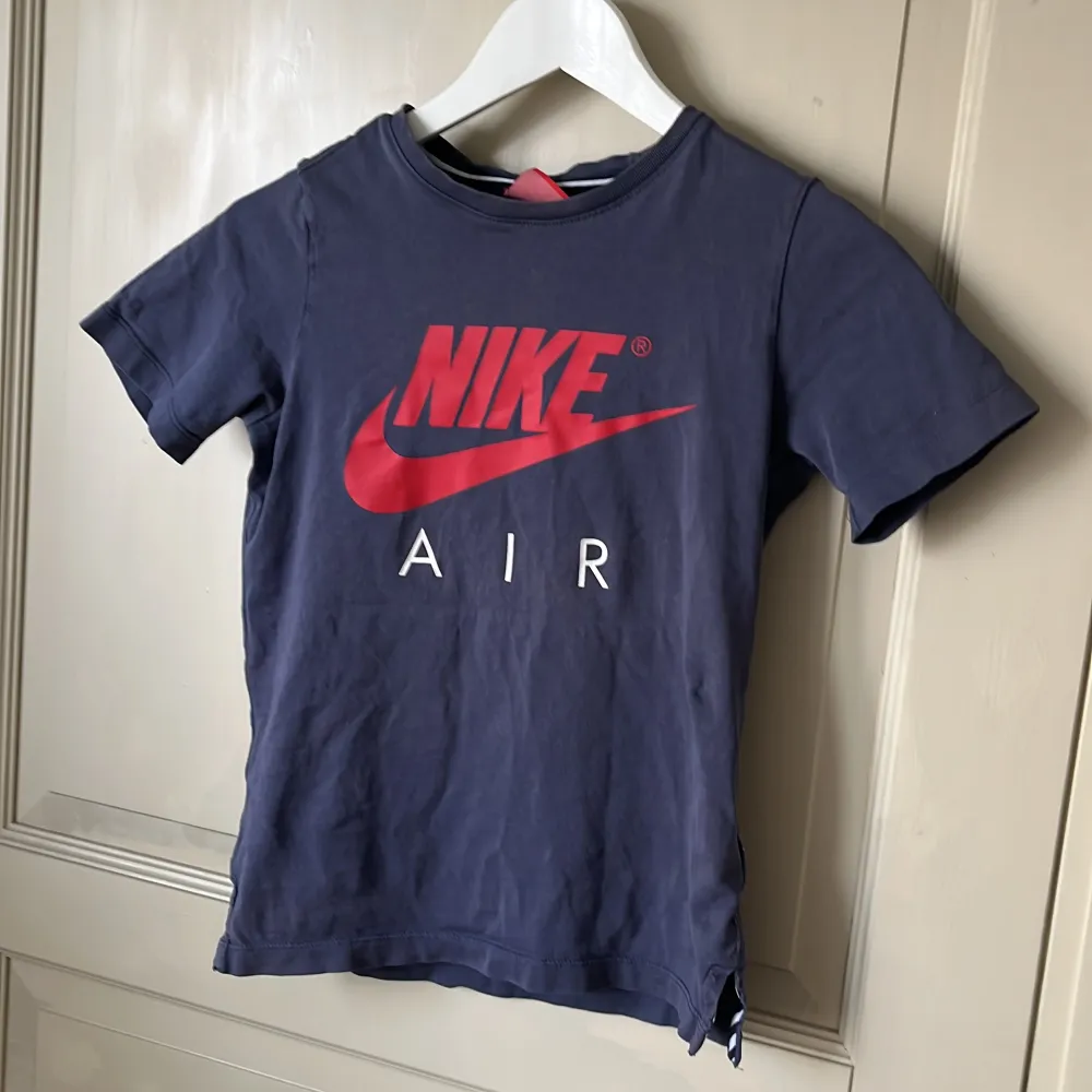 💗Säljer min coola baby-tee från Nike då den blivit för liten för mig, inga slitningar💗Ps:liten i storleken. T-shirts.
