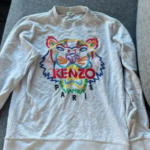 Äkta kenzo tröja som är använd fåtal gånger, inga skador på tröjan precis som en ny tröja, kan fraktas runt hela Sverige 