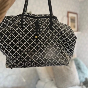 Malene birger väska  - Malene Birger väska väldigt sliten skriv för flera bilder av defekterna💓