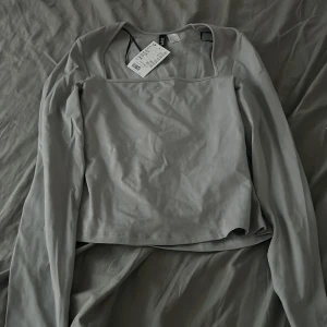 Långärmad tröja  - Det är en långärmad tröja, jag fick den i julklapp men har aldrig använt för tycker inte den passa bra på mig. Prislapp är kvar.