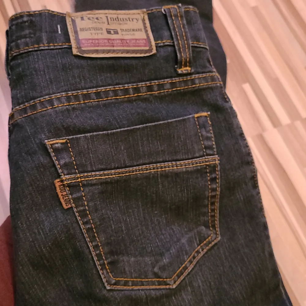 Säljer nu ett par ursnygga lågmidjade jeans. Köpta i Thailand för längesen men inte mycket använda. Bra skick, lite slitna i botten kanter och saknar 1 